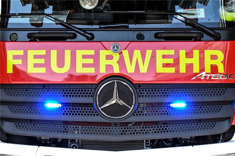 Der Brand in der Garage griff beim Eintreffen der Rettungskräfte bereits auf ein anderes Gebäude über. (Symbolbild)Uli Deck/dpa