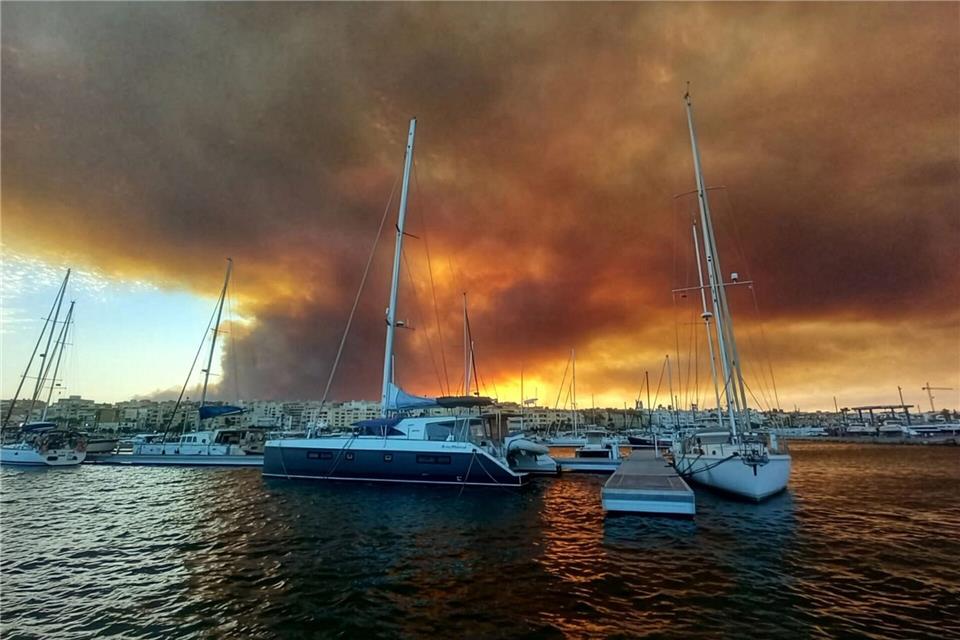 Der Brand wütet unweit der Mittelmeerküste.-/EUROPA PRESS/dpa