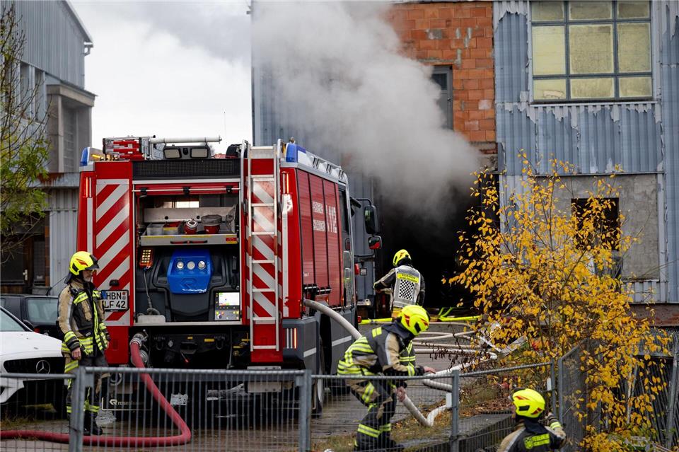 Brand in Lagerhalle steht nicht in Zusammenhang mit Razzia  Der Brand wurde laut Polizei durch einen technischen Defekt ausgelöst. (Archivbild)Steffen Ittig/NEWS5/dpa