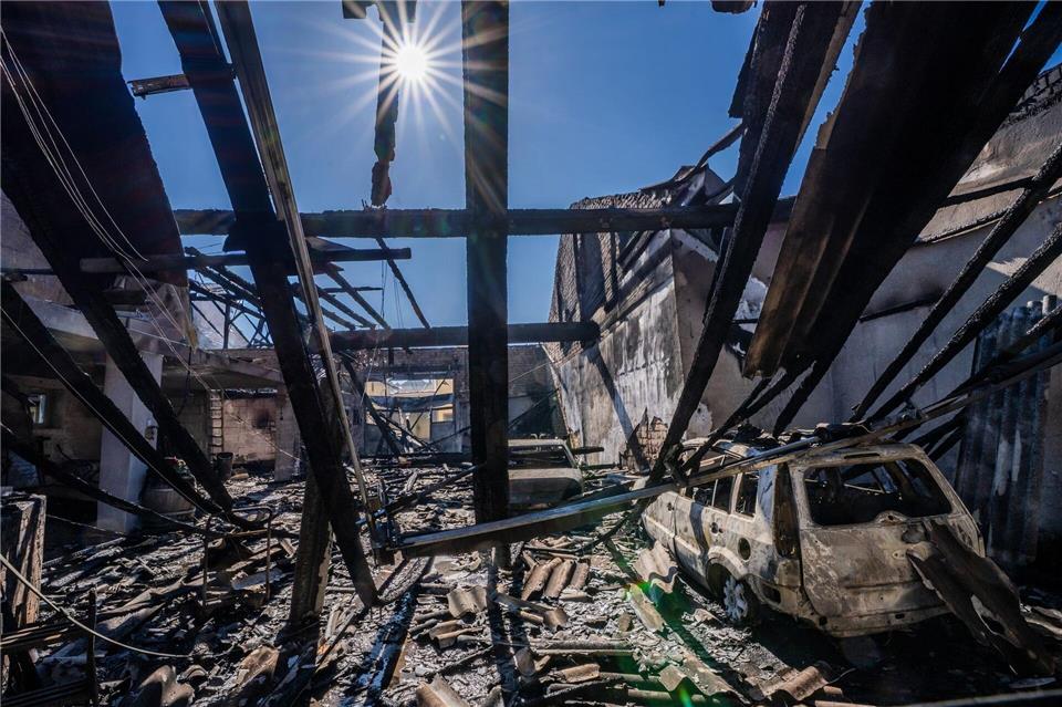 Der Brandbereich solle nicht betreten werden, empfiehlt die Verbandsgemeinde. (Archivfoto)Andreas Arnold/dpa