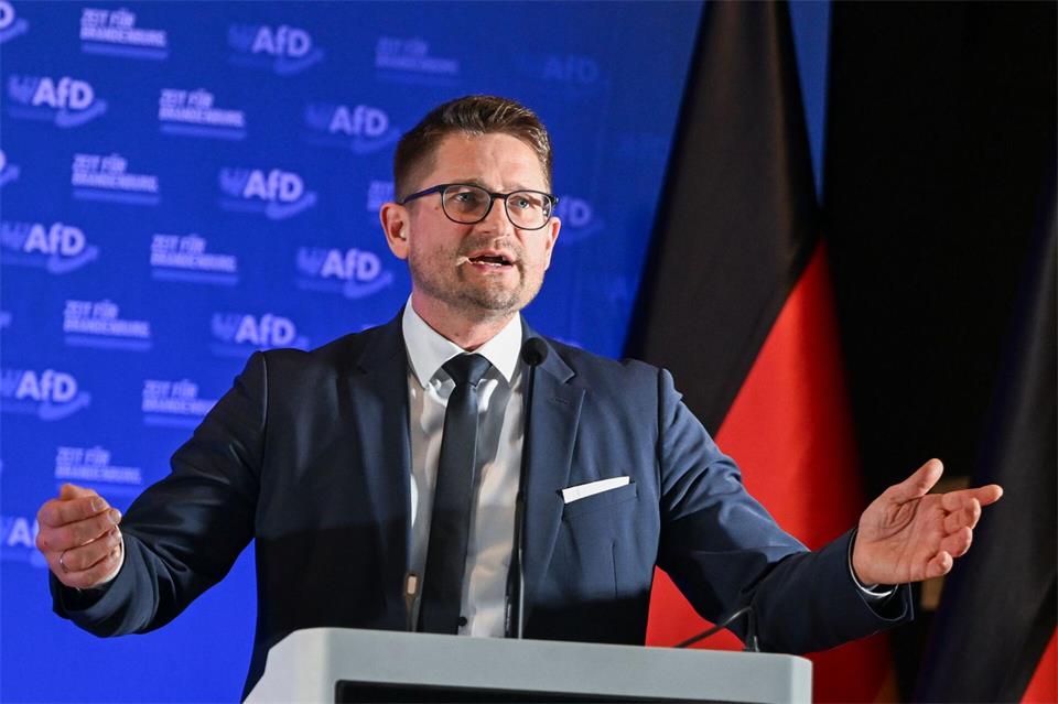 Der Brandenburger AfD-Landesvorsitzende René Springer sieht nach dem Wahlerfolg seiner Partei in Sachsen-Anhalt Rückenwind. (Archivbild) Jens Kalaene/dpa