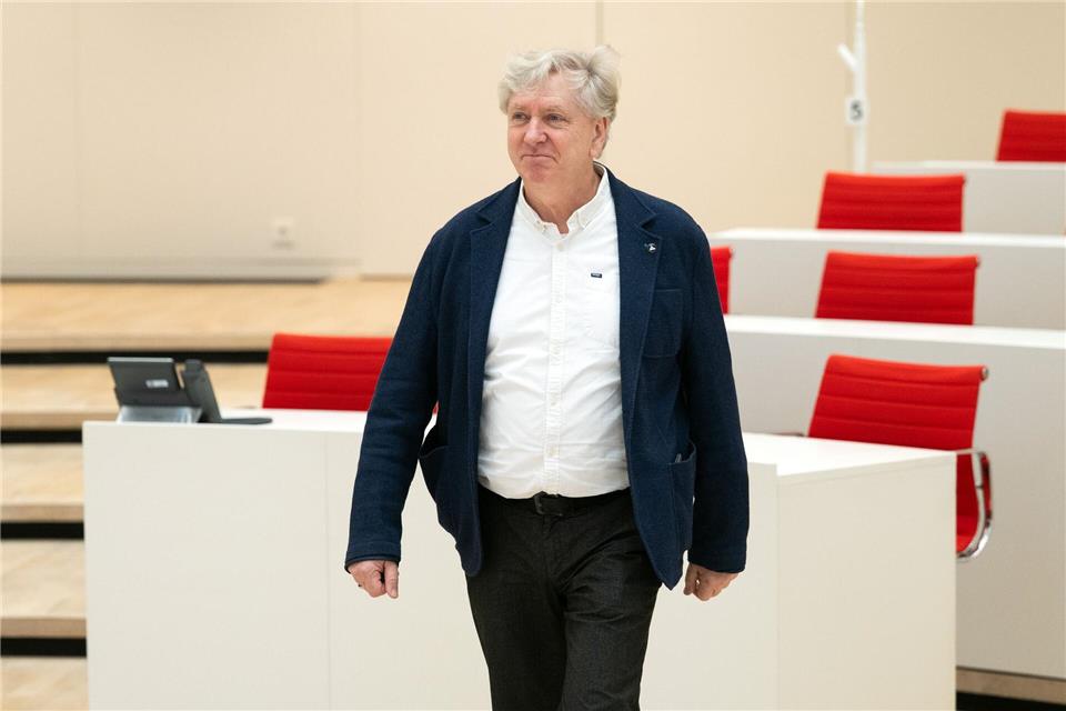 Der Brandenburger Ex-BSW-Landtagsabgeordnete André von Ossowski (parteilos) will ein Gesetz ändern, damit er und zwei weitere Abgeordnete im Landtag eine Gruppe bilden können (Archivbild). Soeren Stache/dpa