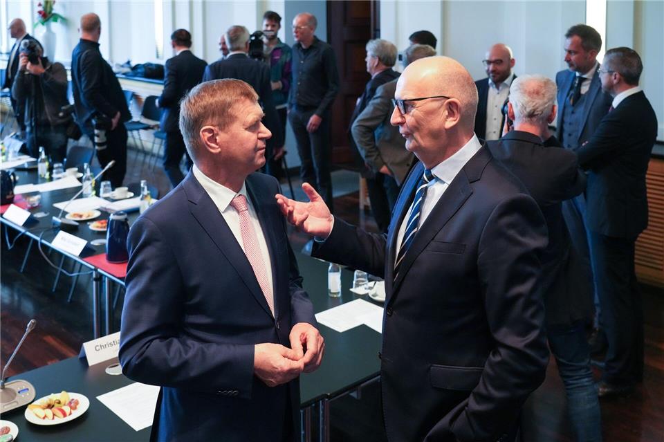 Der Brandenburger Landrat Siegurd Heinze (l., hier mit Dietmar Woidke) warnt vor hohen Schulden in den Kommunen. (Archivbild)Soeren Stache/dpa