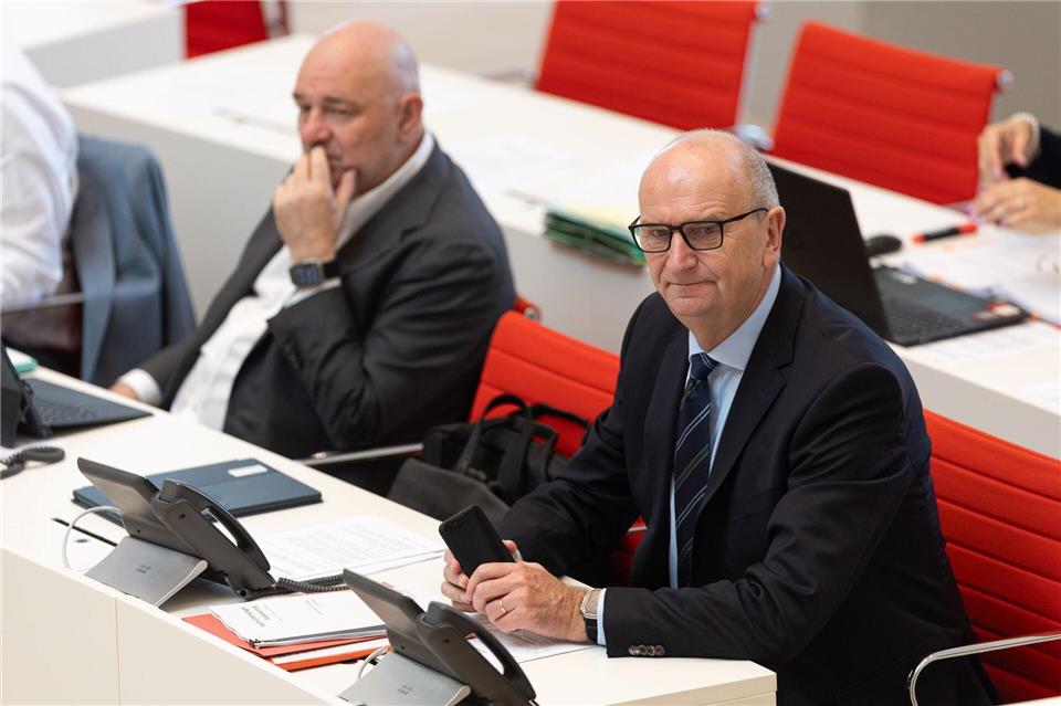 Der Brandenburger Landtag entscheidet über zwei umstrittene Medienstaatsverträge, die eine Koalitionskrise ausgelöst haben. Ministerpräsident Dietmar Woidke und BSW-Finanzminister Robert Crumbach sind dafür, im BSW gibt es mehrheitlich Bedenken (Archivbild).Hannes P. Albert/dpa