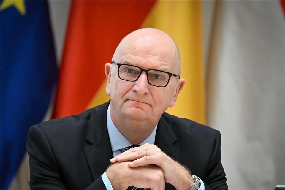 Der Brandenburger Landtag hat über einen Antrag der AfD-Fraktion beraten, der Ministerpräsident Dietmar Woidke (SPD) zum Stellen der Vertrauensfrage bewegen soll.Soeren Stache/dpa