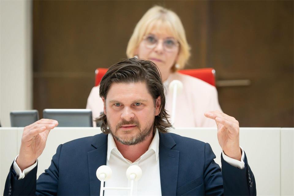Der Brandenburger Landtagsabgeordnete Oliver Skopec verlässt die BSW-Fraktion, die sich damit weiter verkleinert. (Archivbild)Soeren Stache/dpa
