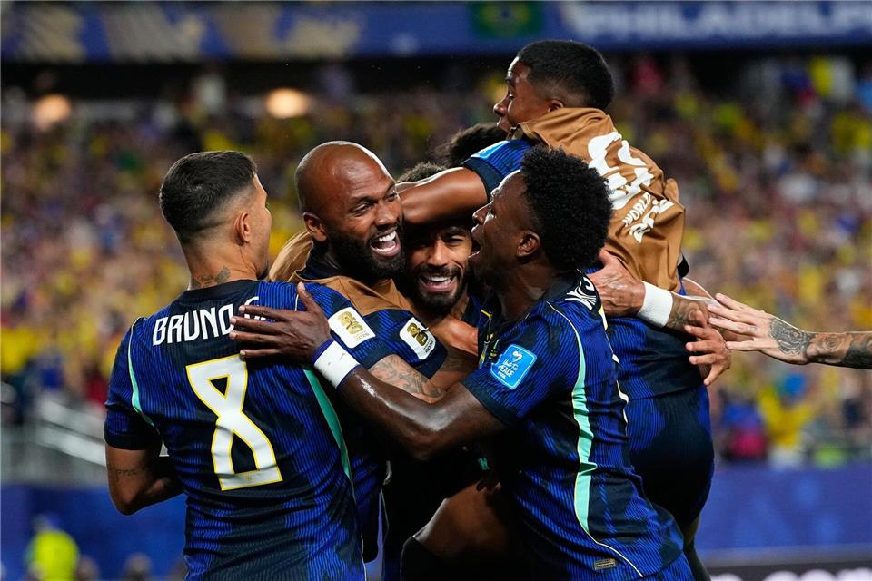 Der Brasilianer Matheus Cunha feiert gemeinsam mit seinen Mannschaftskollegen den Führungstreffer seiner Mannschaft gegen Haiti bei der Fußball-WM.Petr David Josek/AP/dpa