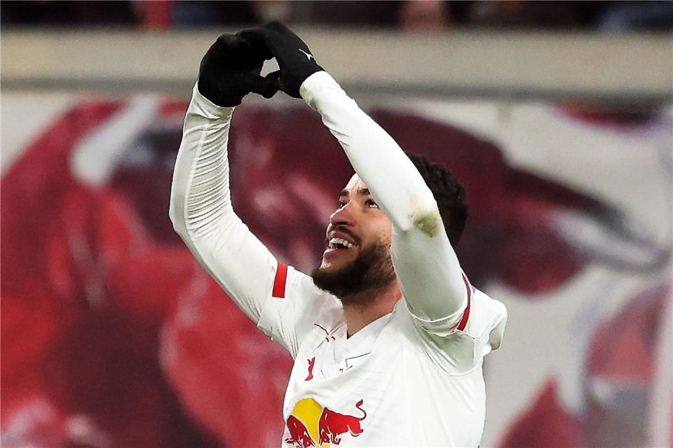 Der Brasilianer Romulo jubelt in Richtung seiner Familie auf der Tribüne.Jan Woitas/dpa