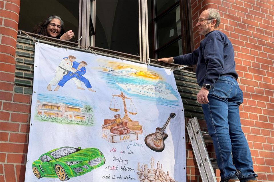 Der Brauch der Abiplakate - hier in Wiesbaden - hat sich in den vergangenen Jahrzehnten mehr und mehr ausgeweitet. (Archivbild)Jens Albes/dpa