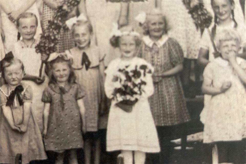 Der Brauch der Pingsterbrut hatte früher in den Dörfern eine besondere Bedeutung. Die Kinder haben sich lange darauf gefreut.