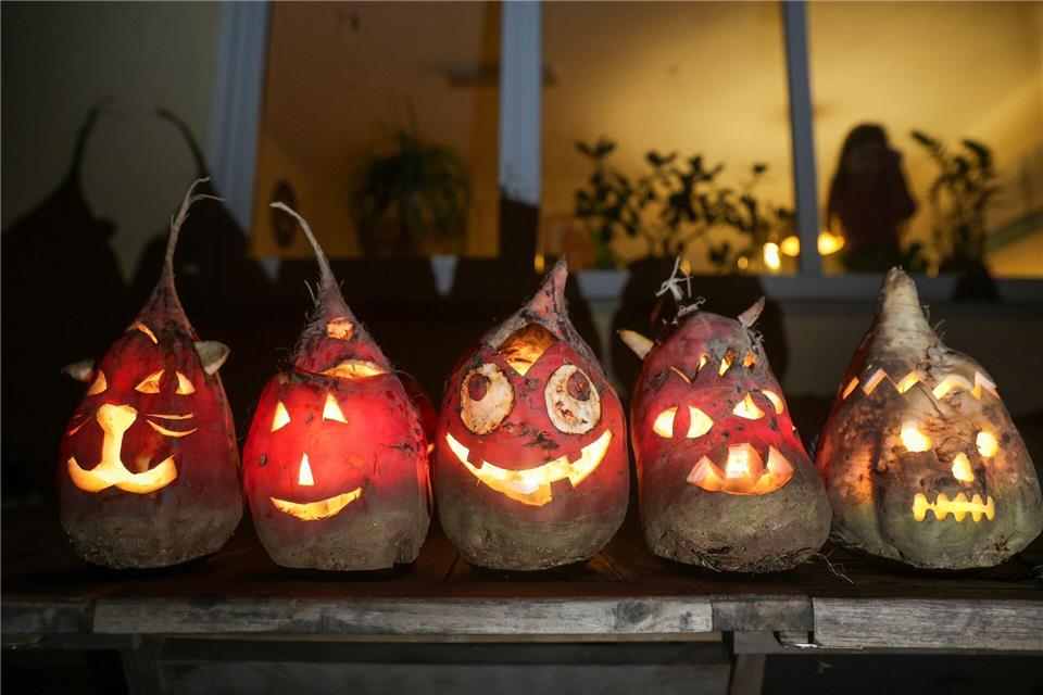 Der Brauch der Rübengeister - ausgehöhlte Rüben, denen Gesichter eingeschnitzt werden - ist schon sehr alt. (Archivbild)Thomas Warnack/dpa