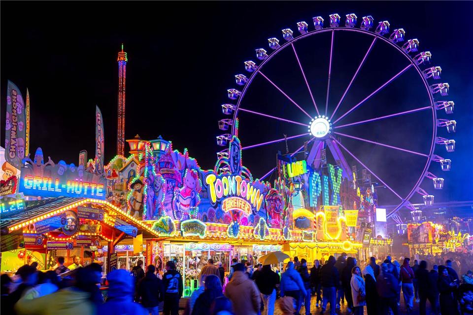 Letzter Rundgang - Freimarkt endet mit Trauerzug und Rosen Der Bremer Freimarkt wird mit einer traditionellen Zeremonie „beerdigt“. (Archivfoto)Sina Schuldt/dpa