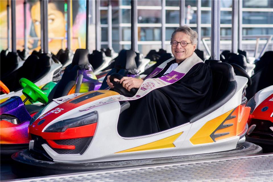 Der Bremer Pastor Friedhelm Blüthner predigte bei einem Gottesdienst am Reformationstag im Autoscooter auf dem Freimarkt.Hauke-Christian Dittrich/dpa