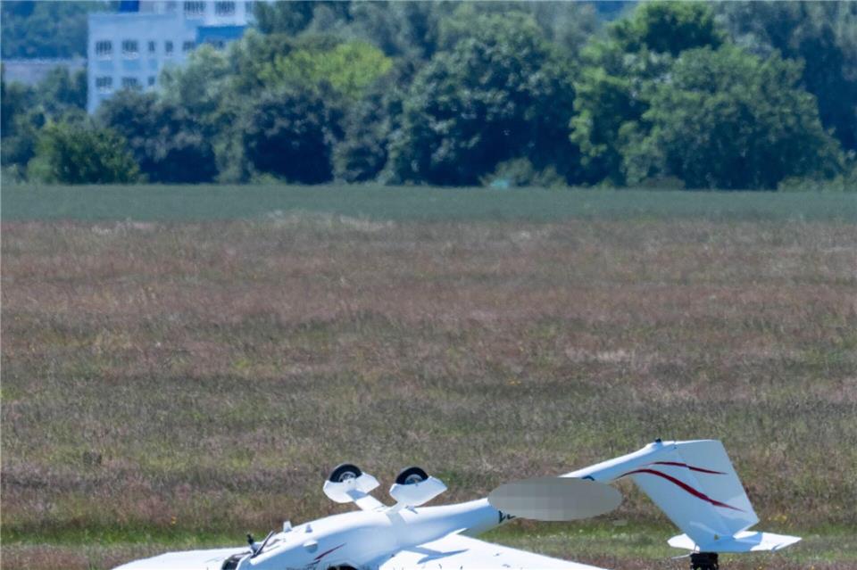 Der Bremer Pilot des motorisierten Kleinflugzeuges wurde bei dem Unfall leicht verletzt.Stefan Sauer/dpa