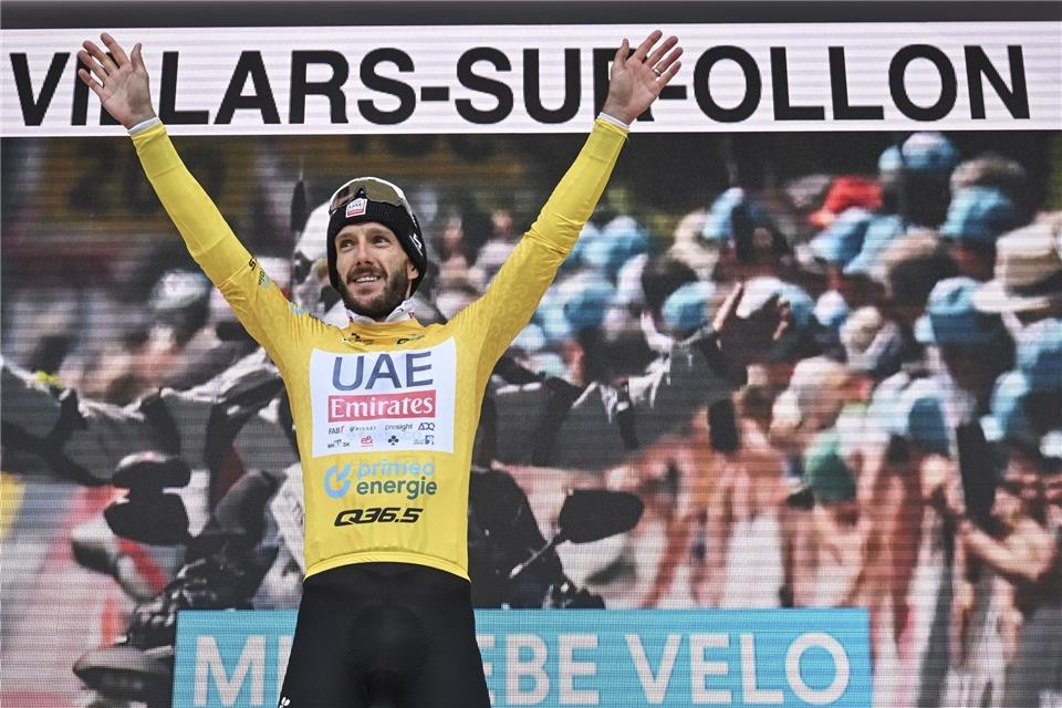 Der Brite Adam Yates feiert während der Blumenzeremonie.