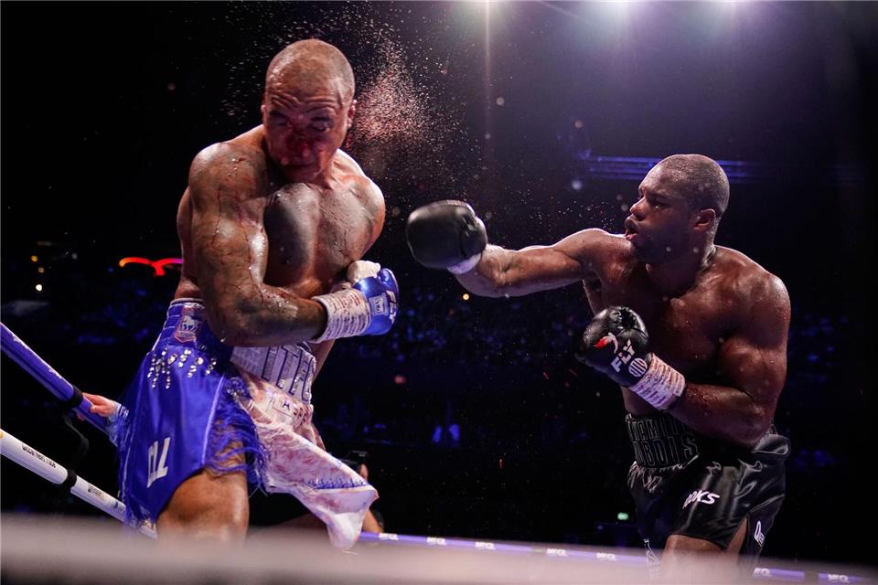 Der Brite Daniel Dubois (r) landet einen Schlag gegen den Briten Fabio Wardley im WM-Schwergewichtskampf der WBO.Dave Thompson/AP/dpa