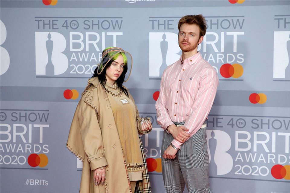Der Bruder von Popstar Billie Eilish (links), der Musiker Finneas O’Connell, hat sich verlobt. (Archivbild)Vianney Le Caer/Invision/AP/dpa