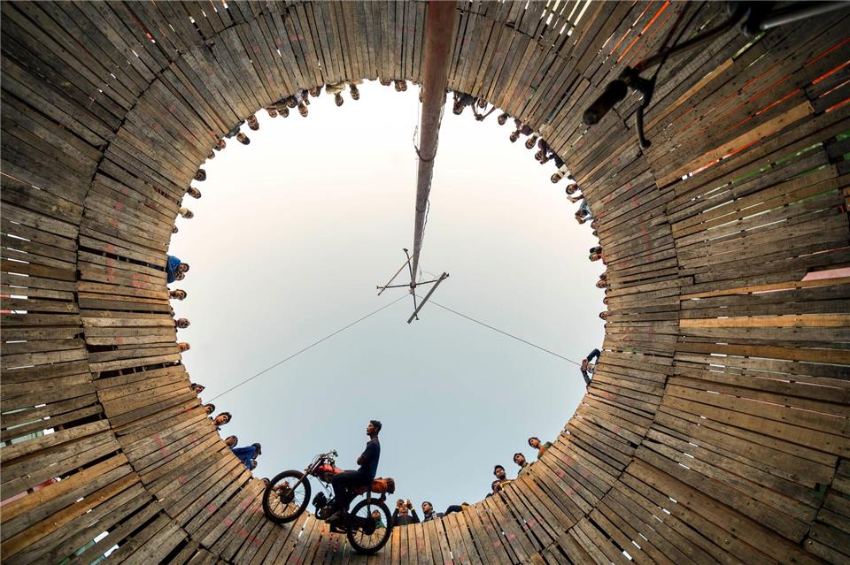 Der „Brunnen des Todes“ ist eine gefährliche Stuntshow, die in Zirkussen und auf Messen in Bangladesch, Indien und anderen asiatischen Ländern aufgeführt wird.Al Nasim Talukdar Rajib/ZUMA Press Wire/dpa