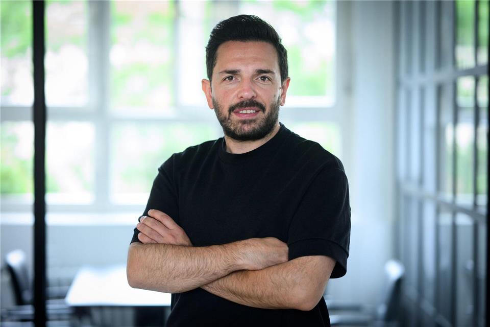 Der Buchautor und Vorsitzende der Kreuzberger Initiative gegen Antisemitismus, Dervis Herzaci, fordert mehr Engagement gegen die Polarisierung der Gesellschaft. (Archivfoto)Bernd von Jutrczenka/dpa