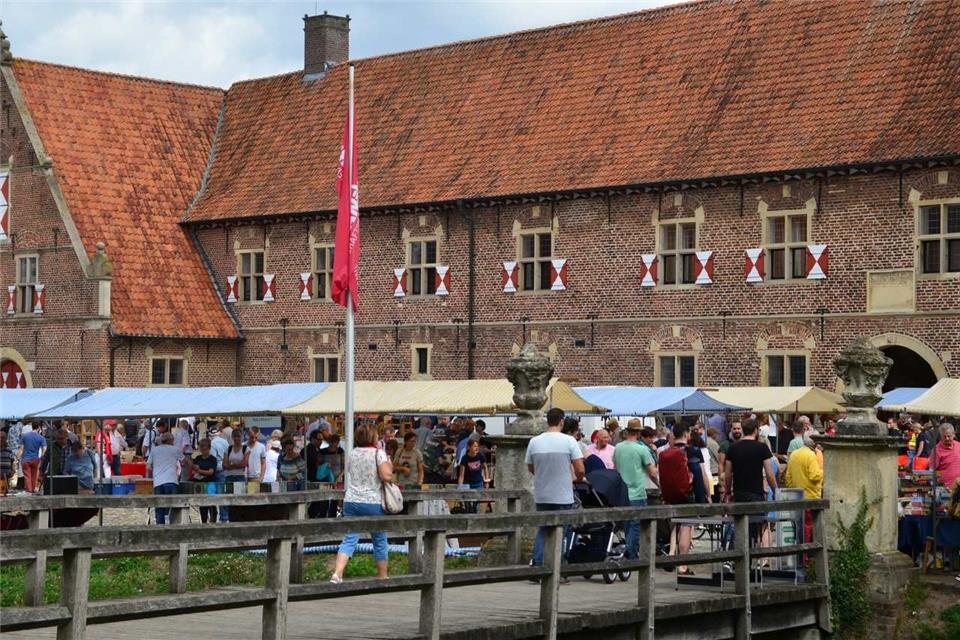 Der Büchermarkt am Raesfelder Schloss: Er wird in diesem Jahr ausfallen.