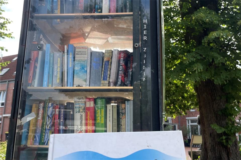 Der Bücherschrank bietet unter anderem auch Kochbücher. 
