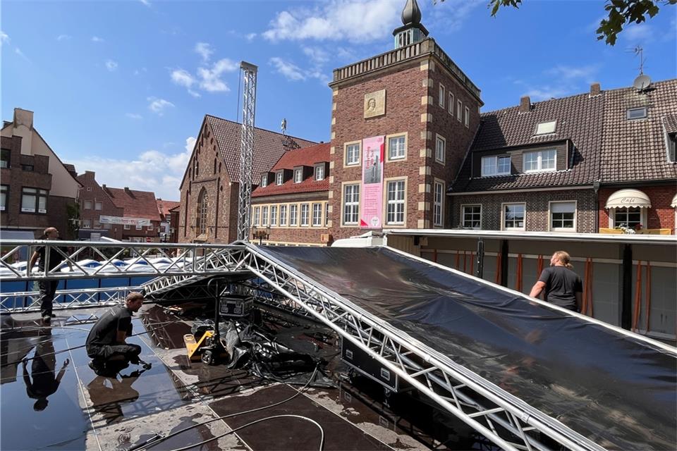 Der Bühnen-Aufbau war am Mittwoch auf dem Marktplatz in vollem Gange. 