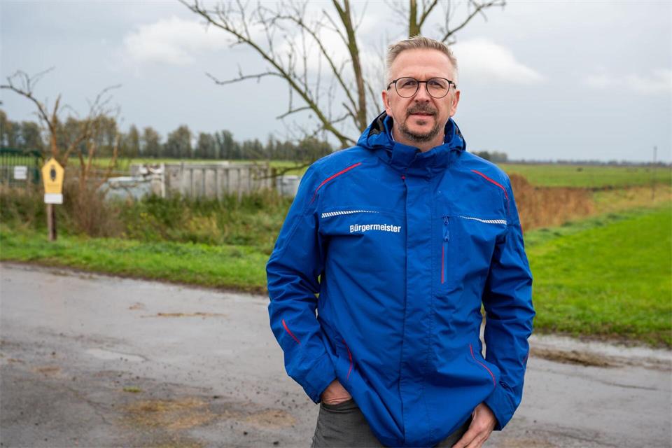Der Bürgermeister der Gemeinde Fehrbellin war im Oktober 2025 zur Bewältigung der Folgen der Vogelgrippe bei Kranichen im Einsatz. (Archivbild)Christophe Gateau/dpa