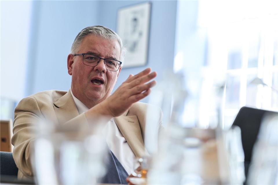 Der Bürgermeister von Nimwegen und Chef der Euregio Rhein-Waal, Hubert Bruls, kritisiert die deutschen Grenzkontrollen scharf.Oliver Berg/dpa