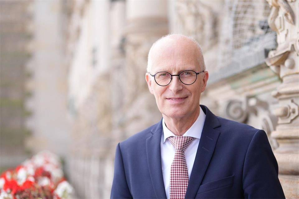 Der Bürgermeister würdigte die Leistung Kühnes. (Archivbild)Marcus Brandt/dpa