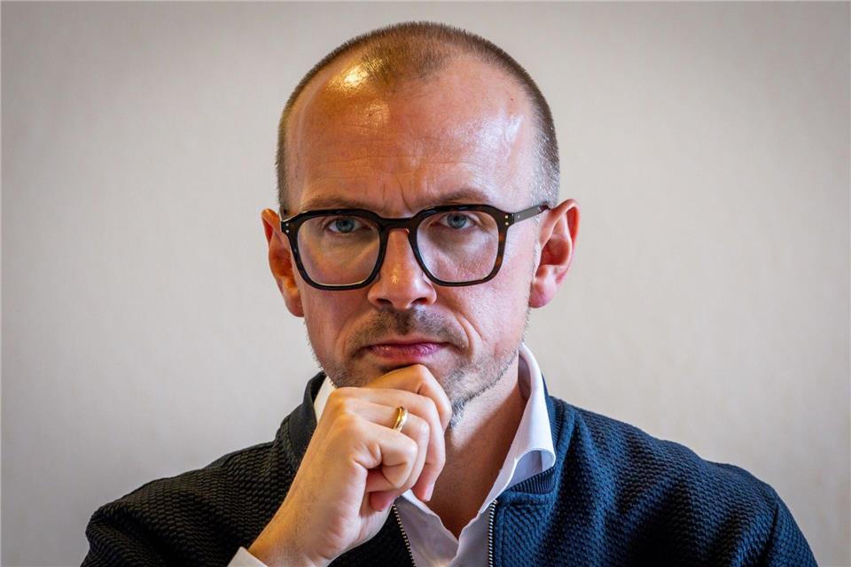 Der Bund der Steuerzahler in MV kritisiert den Ludwigslust-Parchimer Landrat Stefan Sternberg (SPD) wegen einer Hotelrechnung aus dem Jahr 2023. (Archivbild)Jens Büttner/dpa