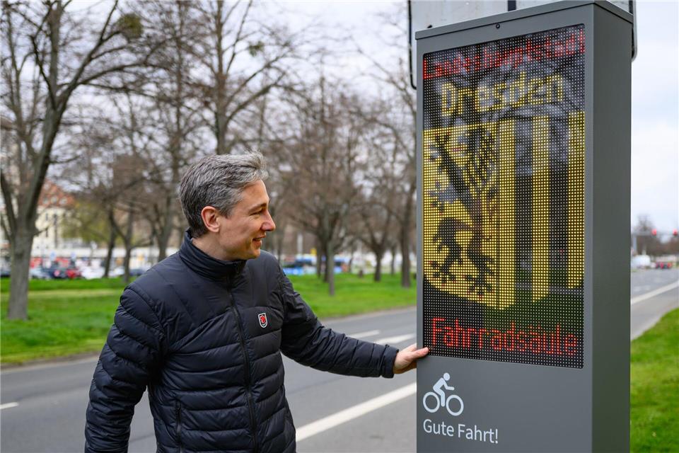 Der Bund der Steuerzahler kritisiert in seinem Schwarzbuch auch die Fahrradbarometer in Dresden. (Archivbild) Robert Michael/dpa