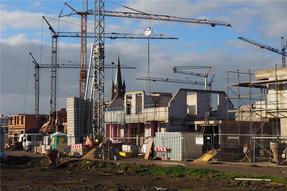 Der Bund erhofft sich vom „Bauturbo“ eine Beschleunigung des Wohnbaus. In Borken kreisten bereits in den vergangenen Jahren viele Kräne. Das Foto entstand 2021 in Weseke.