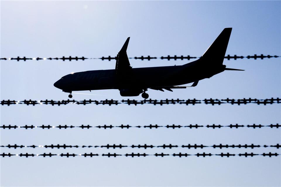 Der Bund hat den Weg für mehr Abschiebungen nach Afghanistan geebnet. (Symbolbild)Julian Stratenschulte/dpa