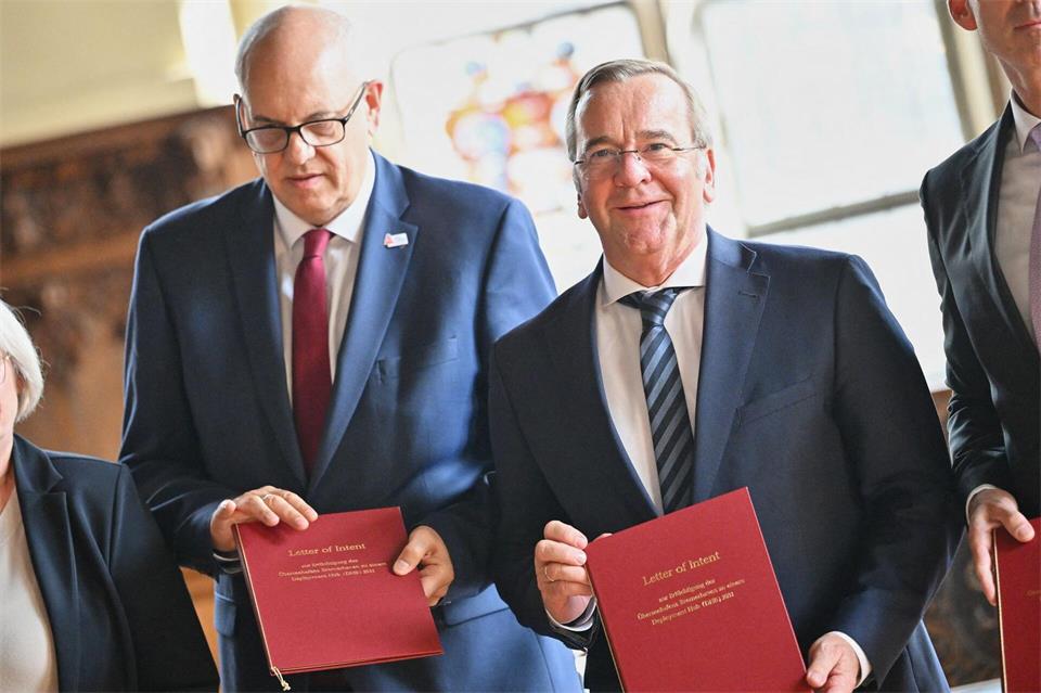 Der Bund investiert rund 1,35 Milliarden Euro in den Hafen Bremerhaven.Sina Schuldt/dpa