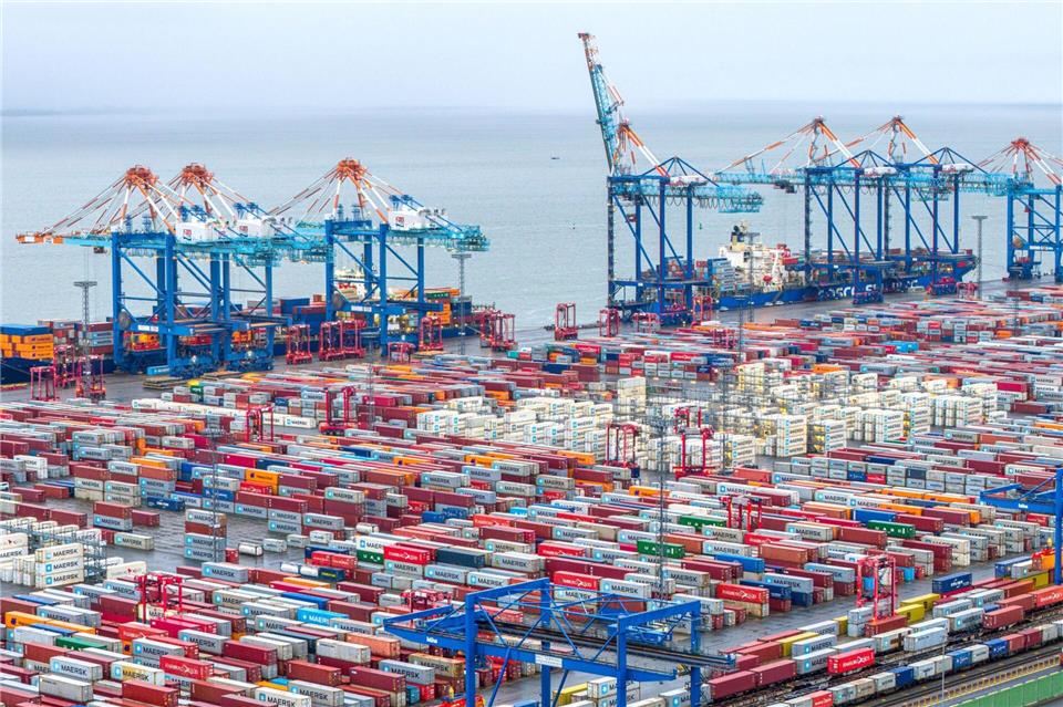 Der Bund investiert viel Geld in die Infrastruktur des Hafens. (Archivfoto)Sina Schuldt/dpa