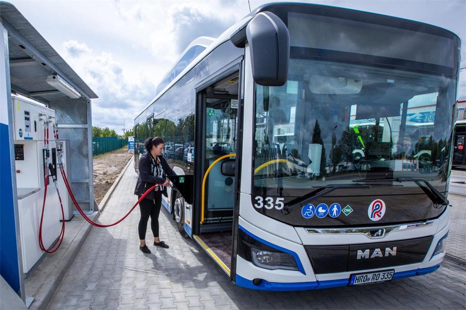 Der Bund will den Ankauf von E-Bussen für den Nahverkehr mit deutlich weniger Mitteln fördern. (Archivbild)Jens Büttner/dpa
