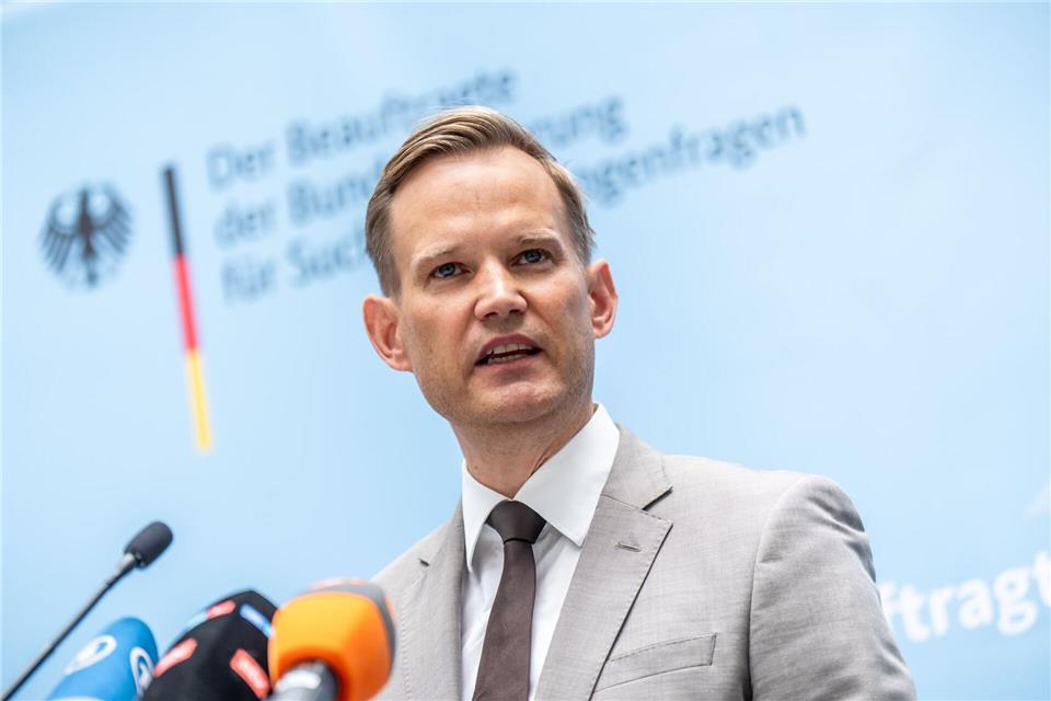 Der Bundesdrogenbeauftragte Hendrik Streeck findet es mutig von Rapper Haftbefehl, sich offen in einer Doku zu seinen Drogenproblemen zu äußern. (Archivbild)Michael Kappeler/dpa