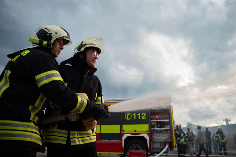 Der Bundesinnenminister übt mit der Feuerwehr.Katharina Kausche/dpa pool/dpa