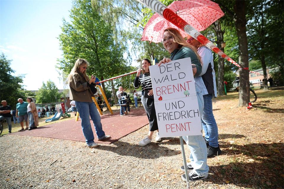 Der Bundeskanzler wurde bei seinem Besuch im Waldbrandgebiet nahe Hürtgenwald-Gey auch mit unbequemen Botschaften erwartet. Christoph Reichwein/dpa