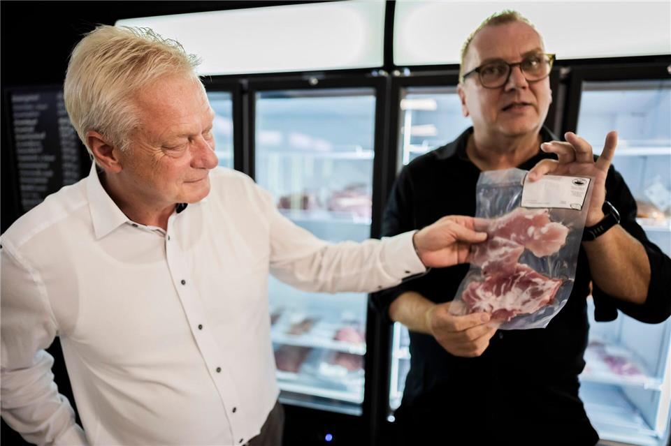 Der Bundeslandwirtschaftsminister besucht die „Hall of Meat“ im brandenburgischen Wildau, rund 35 Kilometer von Berlin entfernt. Christoph Soeder/dpa