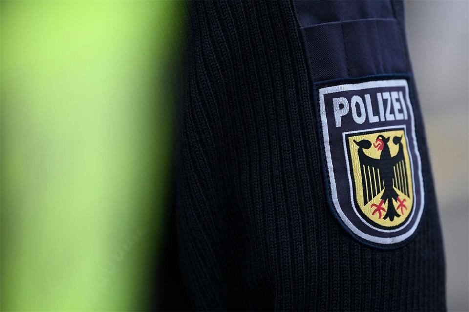 Der Bundespolizei lag ein Warnhinweis der US-Behörden zu dem verurteilten Sexualstraftäter vor. (Symbolbild)  Katharina Kausche/dpa