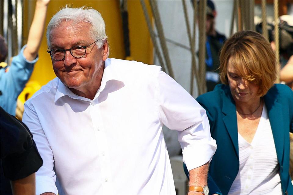 Der Bundespräsident packte an Bord der „Gorch Fock“ mit an.Leon Kuegeler/Reuters Pool/dpa
