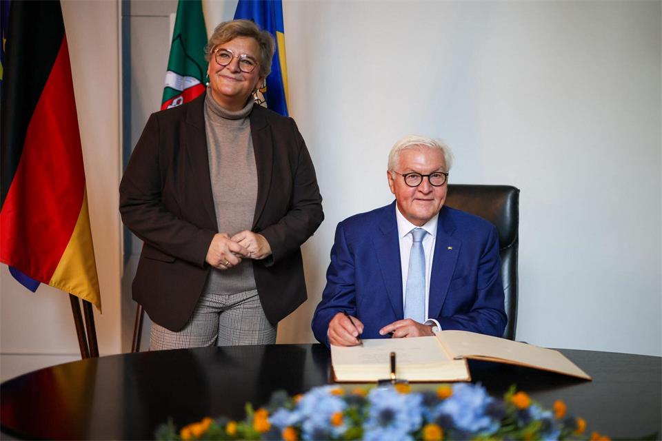 Der Bundespräsident trug sich im Rathaus ins Goldene Buch der Stadt ein. An seiner Seite: Bürgermeisterin Melanie Witte-Lonsing. Christoph Reichwein/dpa