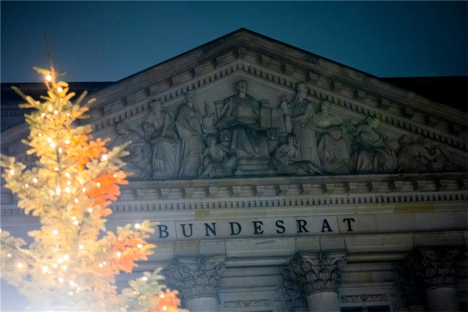 Bundesrat schickt zwei Gesetze in den Vermittlungsausschuss Der Bundesrat gedenkt heute der Opfer des nationalsozialistischen Völkermordes an den Sinti, Roma und Jenischen.