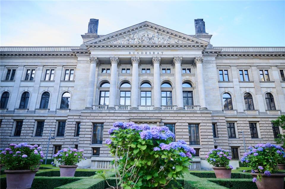 Der Bundesrat will zum Berliner CSD die Regenbogenfahne hissen. (Archivbild)Annette Riedl/dpa