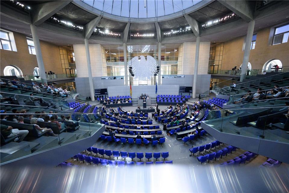 Der Bundestag hat ein Gesetz für eine Beschleunigung von Verkehrsprojekten beschlossen - mit Auswirkungen auch auf Hessen.Bernd von Jutrczenka/dpa