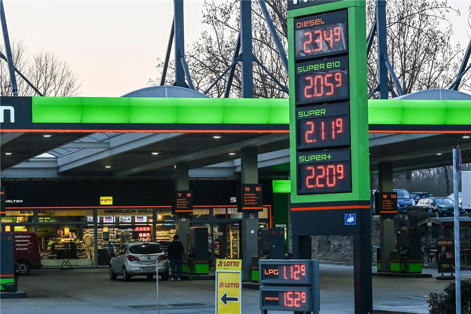 Der Bundestag stimmt am Donnerstag über ein Spritpaket ab. Jens Kalaene/dpa