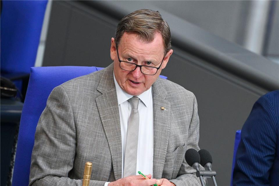 Der Bundestagsvizepräsident und frühere Thüringer Ministerpräsident Bodo Ramelow zollt der damaligen Bundeskanzlerin Angela Merkel „hohen Respekt“ für ihre Entscheidung, die Grenzen angesichts tausender Geflüchteter auf dem Weg nach Deutschland weiter offen zu halten. (Archivbild)Katharina Kausche/dpa