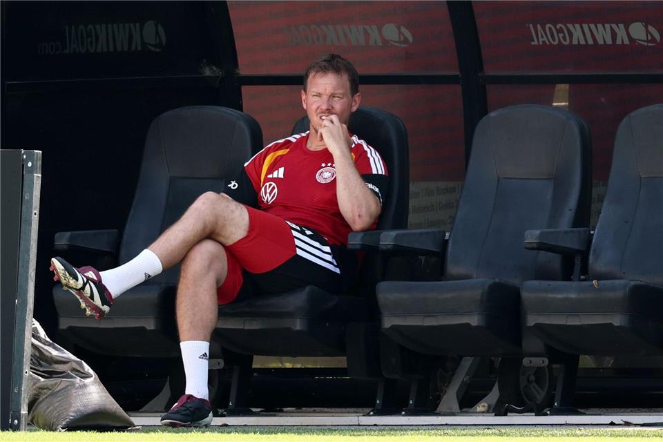 Der Bundestrainer ist froh über jeden Schattenplatz. Christian Charisius/dpa