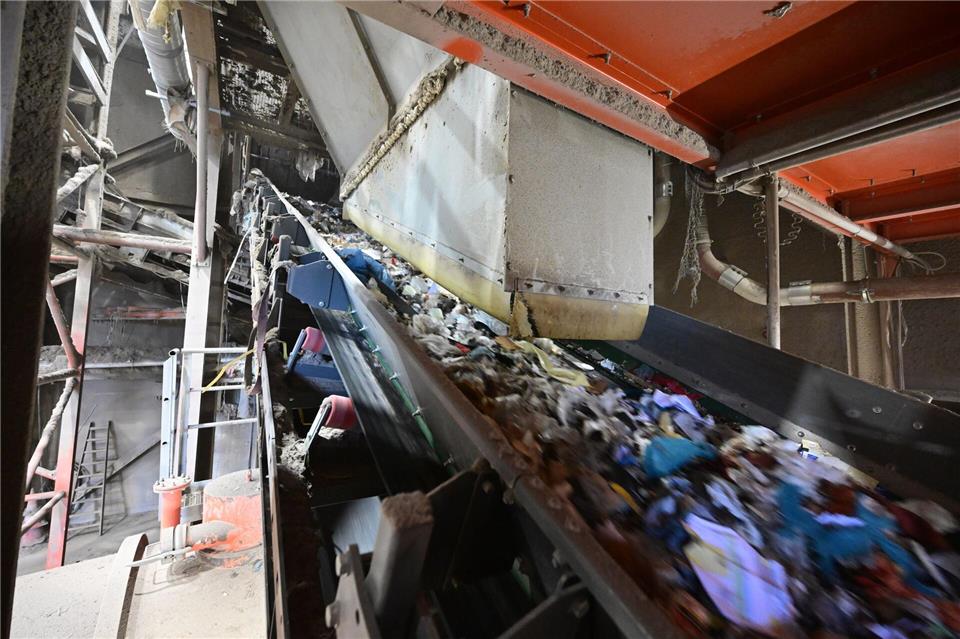 Der Bundesverband der Deutschen Entsorgungs-, Wasser- und Kreislaufwirtschaft (BDE) geht von bundesweit rund 30 Bränden pro Tag auf Recyclinghöfen aus – Tendenz steigend.(Produktion) Bernd Weißbrod/dpa